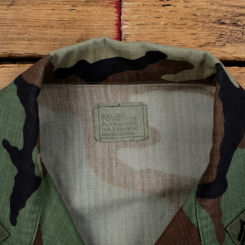 Chaqueta Militar Vintage S Sobrecamisa Camuflada Ejército de Estados Unidos Lentejuelas Verde Foto 3 de 4