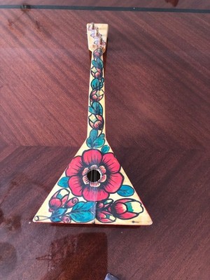 Vintage russisches handbemaltes Balalaikab-Ornament aus Holz 13 cm Länge