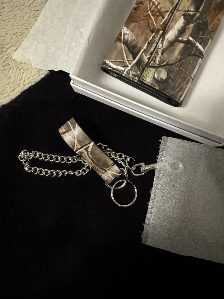 Cartera con cadena de cuero DS Supreme FW25 Realtree camuflada en mano envío rápido Foto 3 de 4