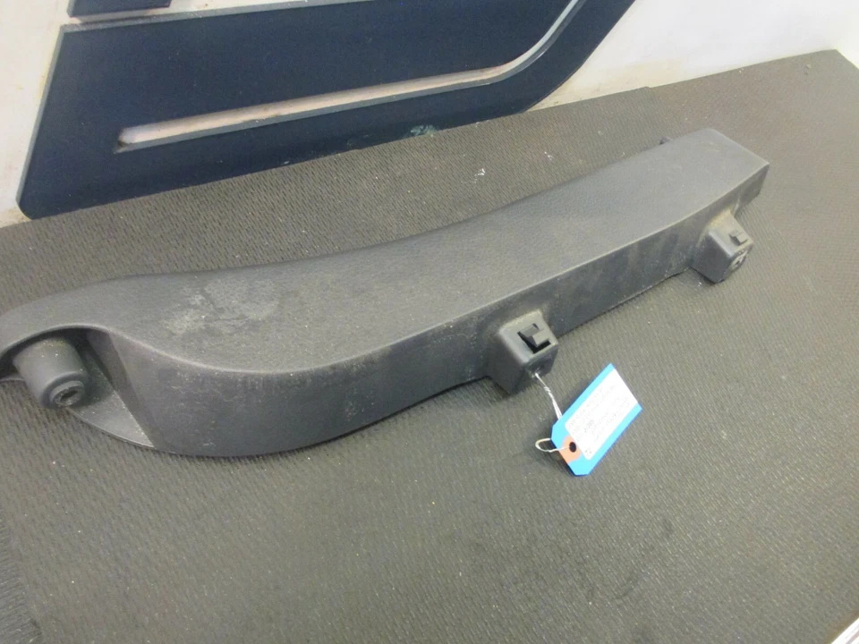 Suzuki Aerio SX 2005 camioneta lado derecho del pasajero cubierta de privacidad panel de montaje moldura Foto 2 de 4