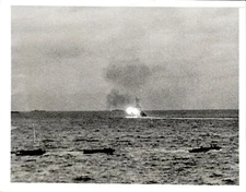 LG932 1942 Original ACME Photo U.S. NAVY DESTROYER GUNS BACK UP MARINE LANDING