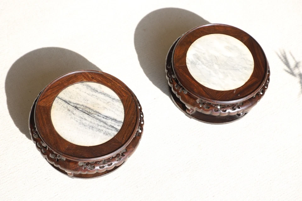 Par de soportes de pedestal de palo de rosa chino con incrustaciones de mármol base redonda talla fina Foto 4 de 4