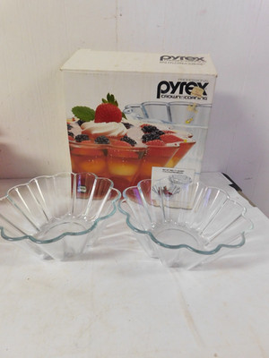 Pyrex Crown Corning Set of Two 1 1/2 Quart Fluted Molds in Original Box