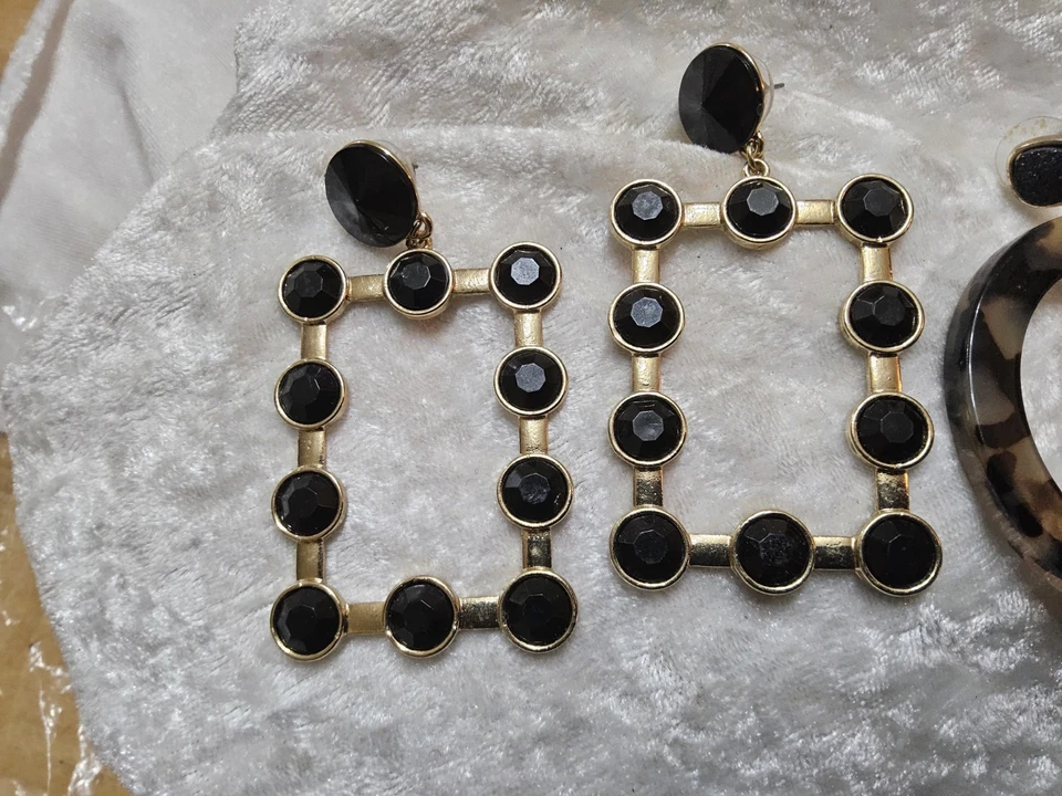 Paquete de aretes tipo argolla SugarFix negros druzy colgantes perforados lucite tortuga  Foto 4 de 4