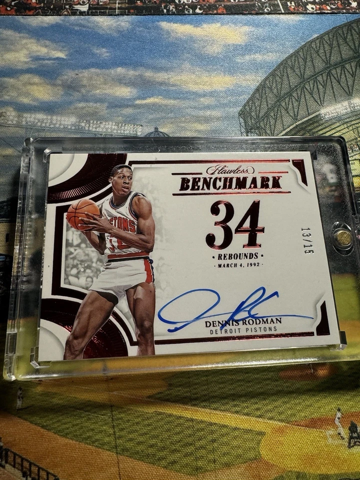Dennis Rodman 2024 Impecable Benchmark Auto Rubí 34 Rebotes 13/15 Pistones Patio Foto 2 de 4