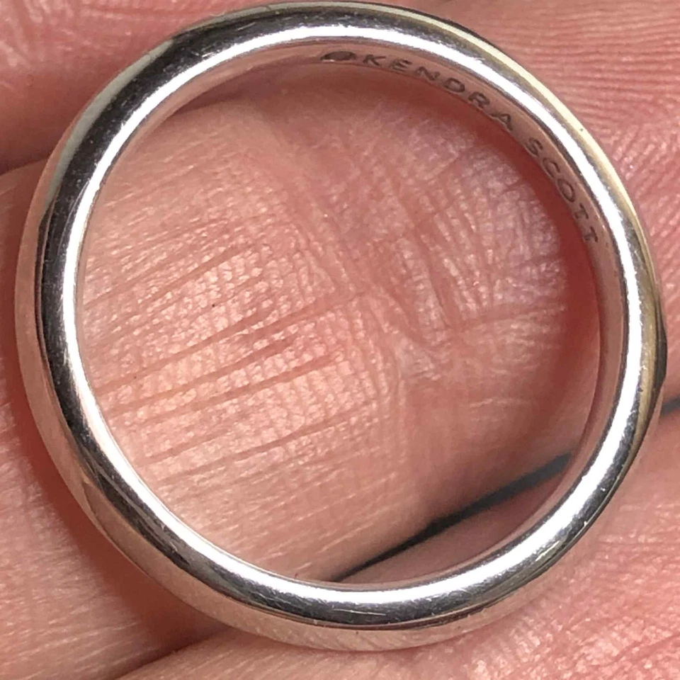 8153 Anillo Kendra Scott minimalista borde en V tono plateado talla 8 Foto 3 de 3