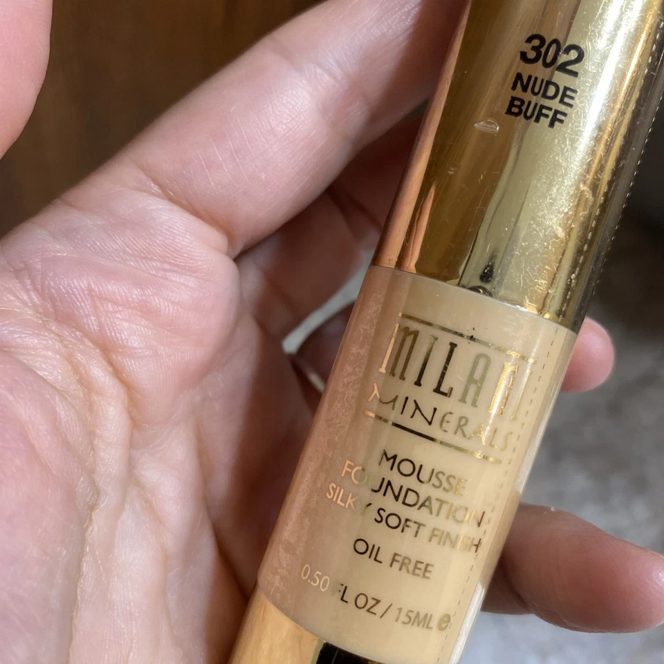 Base de maquillaje Milani Minerals Mousse 302 Nude Buff sellada 0,50 oz sin aceite TAMAÑO COMPLETO Foto 4 de 4