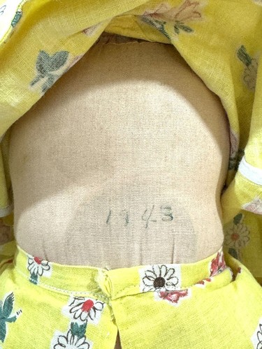 Muñeca Madame Alexander 1943 16” cuerpo de tela abrigo verde vestido amarillo vintage - Imagen 16 de 17