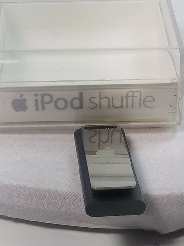 Vintage Apple iPod shuffle 3rd Generation Black (4 GB) - Picture 12 of 12