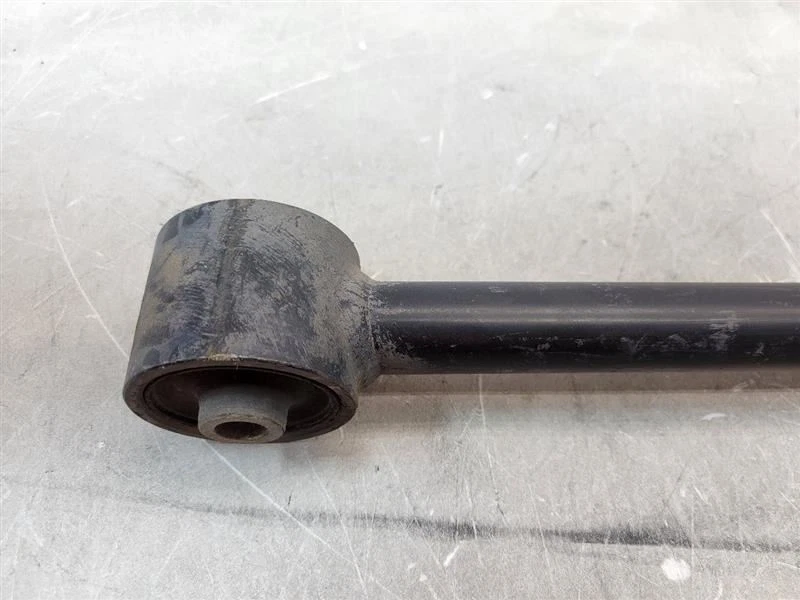 2003 2004 2005 2006 2007 2008 2009 KIA SORENTO BRAZO DE CONTROL TRASERO INFERIOR  Foto 2 de 4