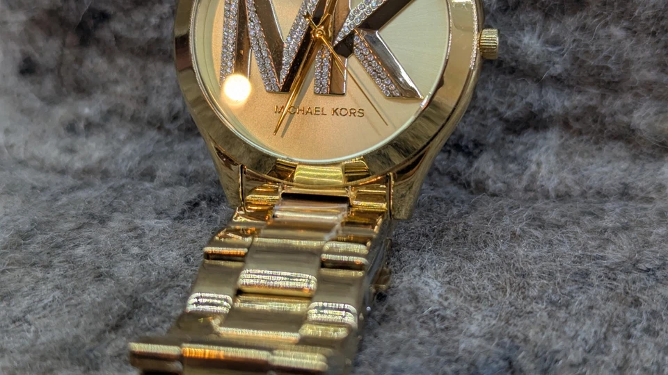 Reloj Michael Kors Slim Runway Cristales Brillo Dorado MK Logo Dial Acero Inoxidable Foto 3 de 4