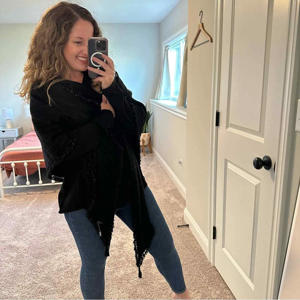 Bufanda chal con flecos a rayas de lana negra con cuentas Foto 3 de 4