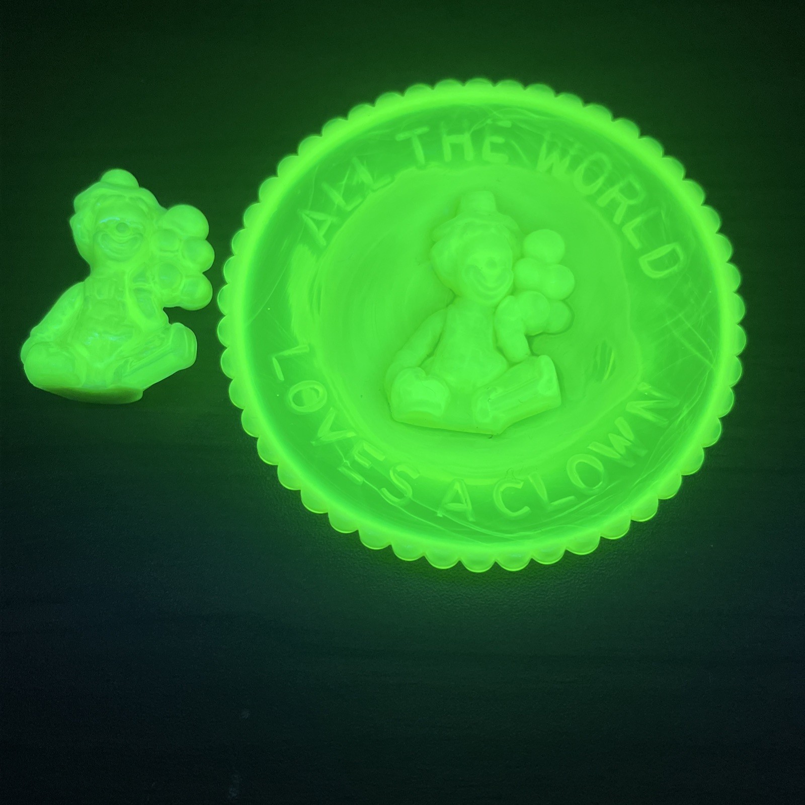 2pcs - Mosser Pee Wee Clown Figurine 2" + Clown Plate 3.5" Vaseline Opalescent