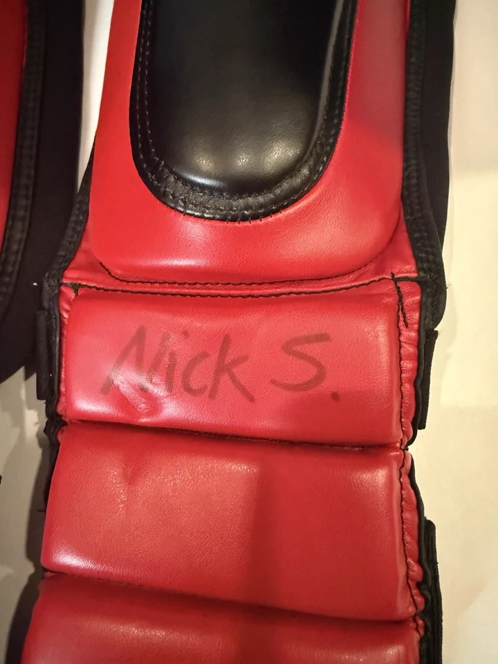 Century Drive MMA Shin Instep Guards - Vermelho/Preto S/M Equipamento de Treinamento - Usado - Imagem 4 de 4