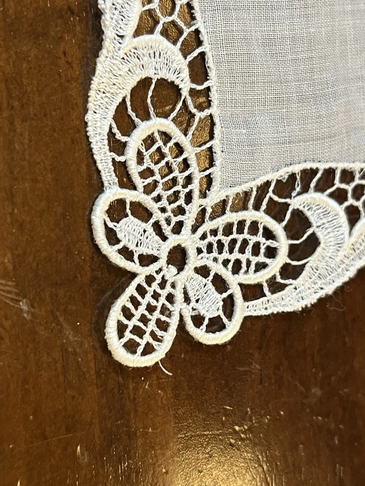 Antiguo Elegante Pañuelo de Encaje de Lino Blanco Etiqueta de Reliquia de Boda Sin Usar 🍒 Foto 3 de 4