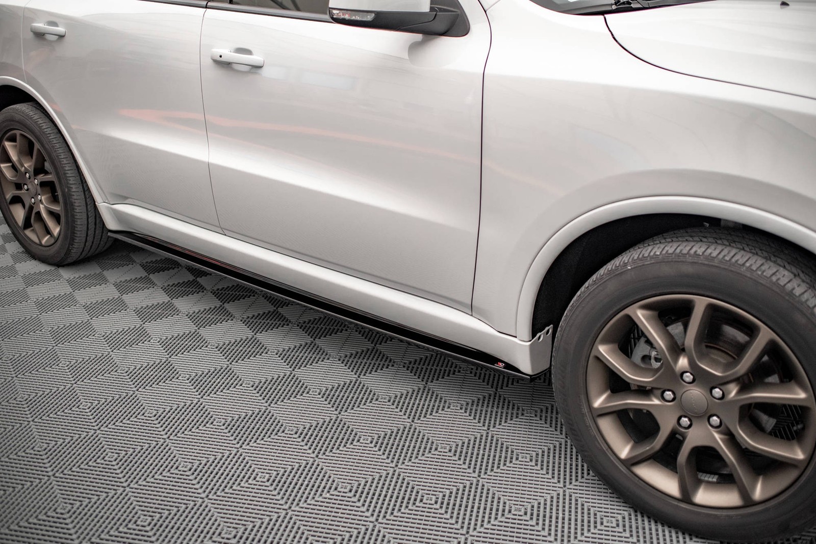 Bas de caisse Maxton Dodge Durango RT Mk3 accessoire tuning noir brillant