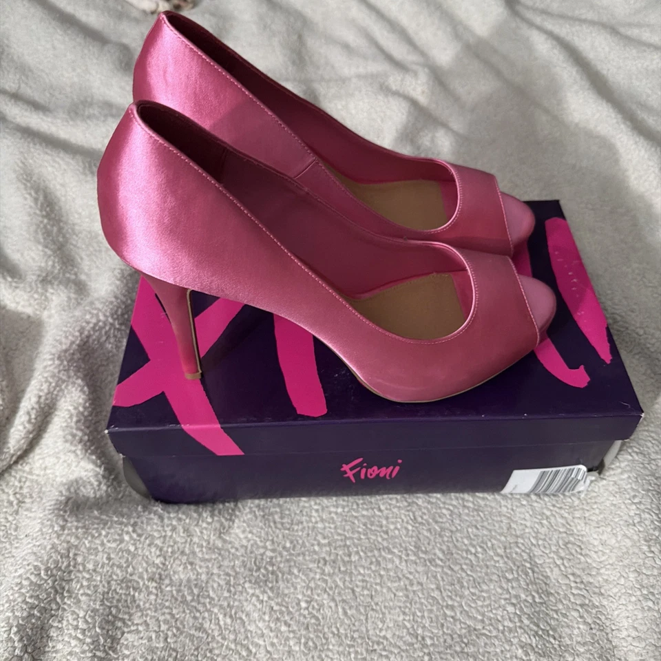 Zapatos de tacón Fioni para mujer devotos rosa satinado punta abierta 12 medianos Foto 2 de 4