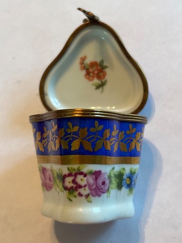 Limoges weiße Pillendose - Blumenmuster - Goldrand / G.Labesse Porcelaine - Bild 7 von 8