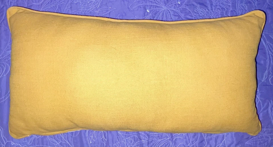 Almohada decorativa BROYHILL 14”x26” de gran tamaño estilo lumbar “Crazy Family” amarilla Foto 2 de 4