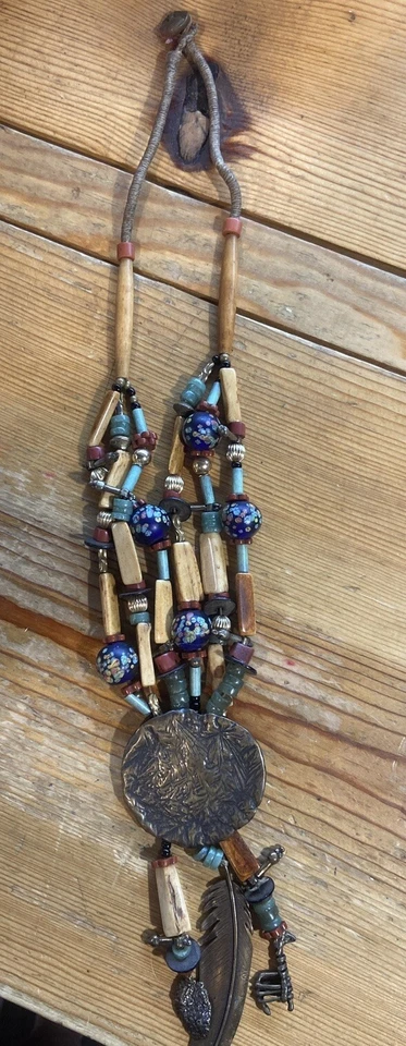 Mummy’s Bundle David & Mary Hancock Jade, Hueso, Collar de Latón con Cuentas Foto 2 de 4