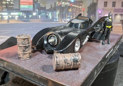 Vintage Eaglemoss Batman Batmobile Modell. Neuwertiger Zustand auf Ausstellungssockel