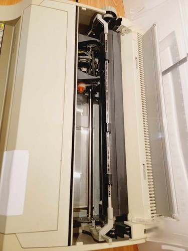 *UNTESTED/POWERS ON* OLYMPIA STANDARD 300 ELECTRONIC ELECTRIC TYPEWRITER AE-800^ - Picture 5 of 12