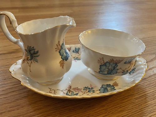 ROYAL ALBERT BONE CHINA - ENGLAND CREAMER AND SUGAR BOWL ON TRAY BLUE FLORAL - Picture 6 of 7