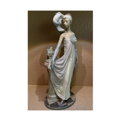 Lladró  Socialite of the 20s  Handpainted Porcelain Figurine - MINT CONDITION