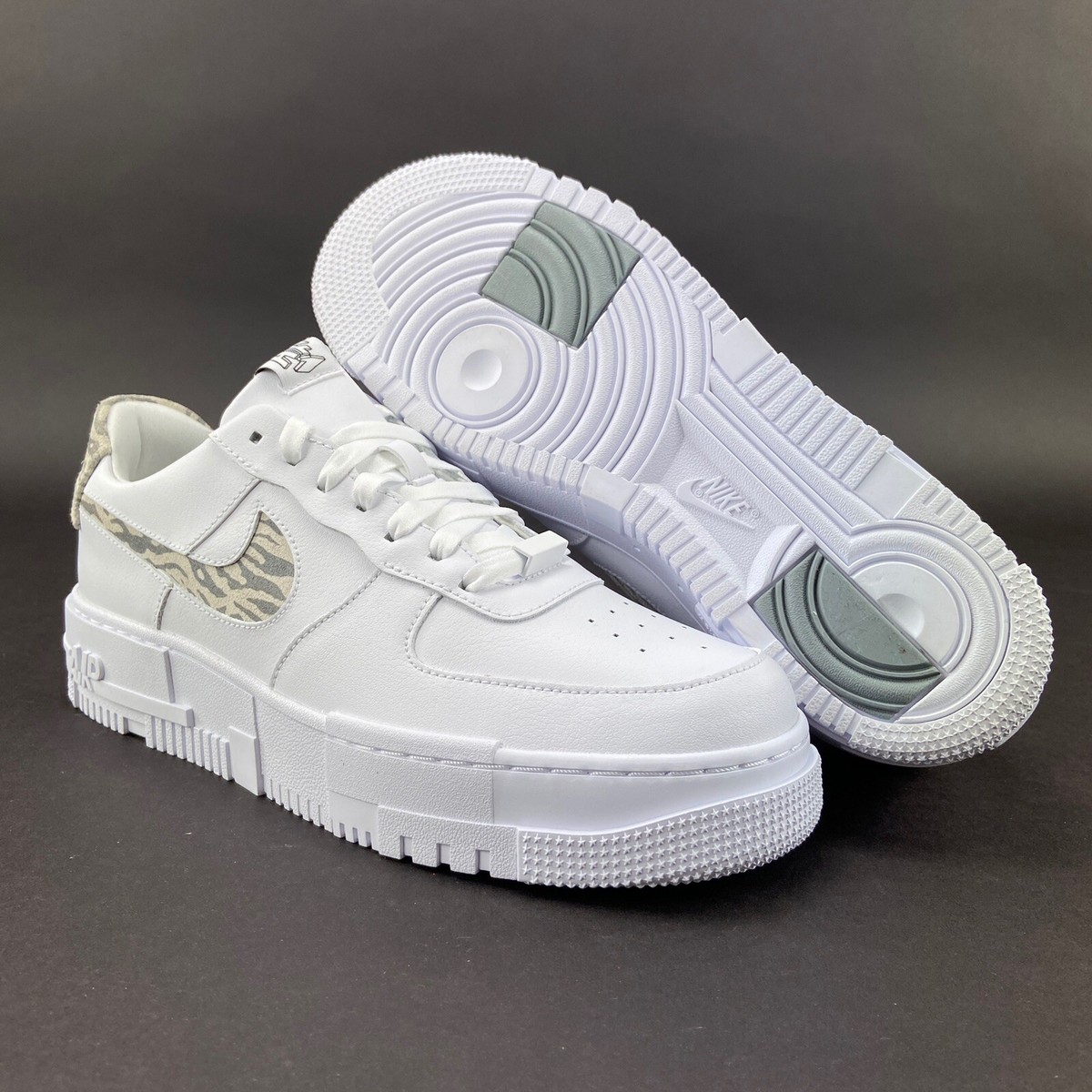 ☆送料・関税込☆NIKE★NIKE AIR FORCE 1 PIXEL SE★22-26cm★ Nike Women's Air Force 1 Pixel SE Zebra Release Shoes DH9632