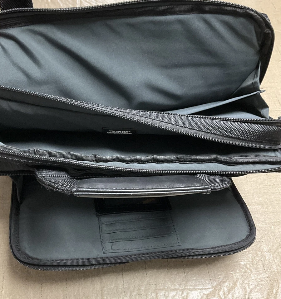 Targus Computadora Portátil Notebook Bolsa/CaseTraveler Maletín Negro Foto 3 de 4