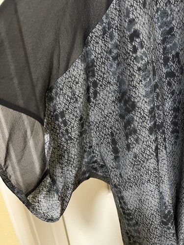 Eileen Fisher Damen XXL Seide Krepp Chine SS Top V-Ausschnitt Grau Muster Biesen - Bild 2 von 12