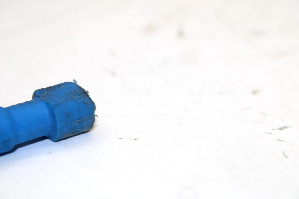 Оригинальная вилка ловушки карбюратора 1995 Polaris 500 (синяя) 5431893 Q570 - Изображение 2 из 4