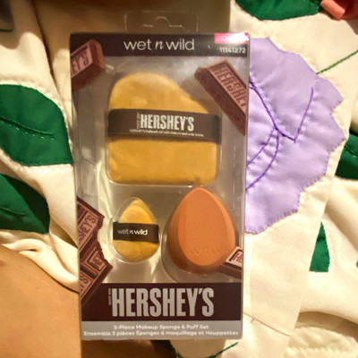 wet n wild HERSHEY'S 3-Piece Teardrop Makeup Sponge & Puff Set, Reusable