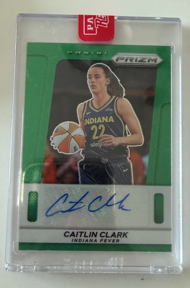 CAITLIN CLARK 2025 PANINI PRIZM WNBA GREEN THROWBACK AUTO #TB-CC view 1