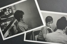 RITRATTO DI DONNA con FLIPPER anni 60/70 b/n 13x18 (2 fotografie)