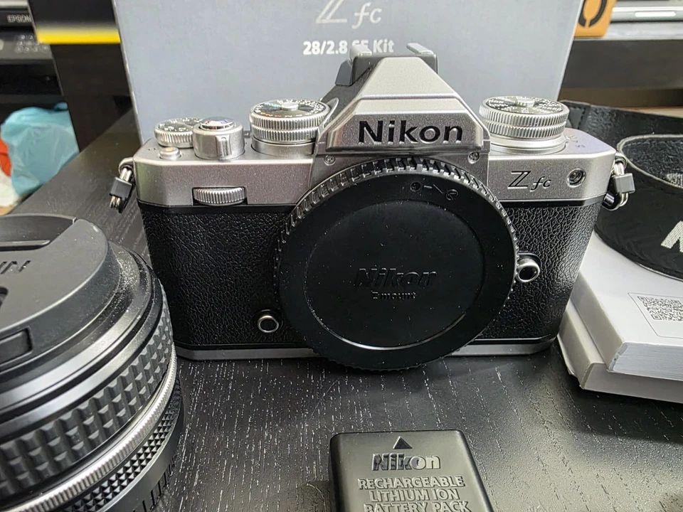 NIkon Z fc Kit con Nikkor Z SE 28 mm F2.8 piu impugnatura Smallrig 900 scatti - Immagine 2 di 4