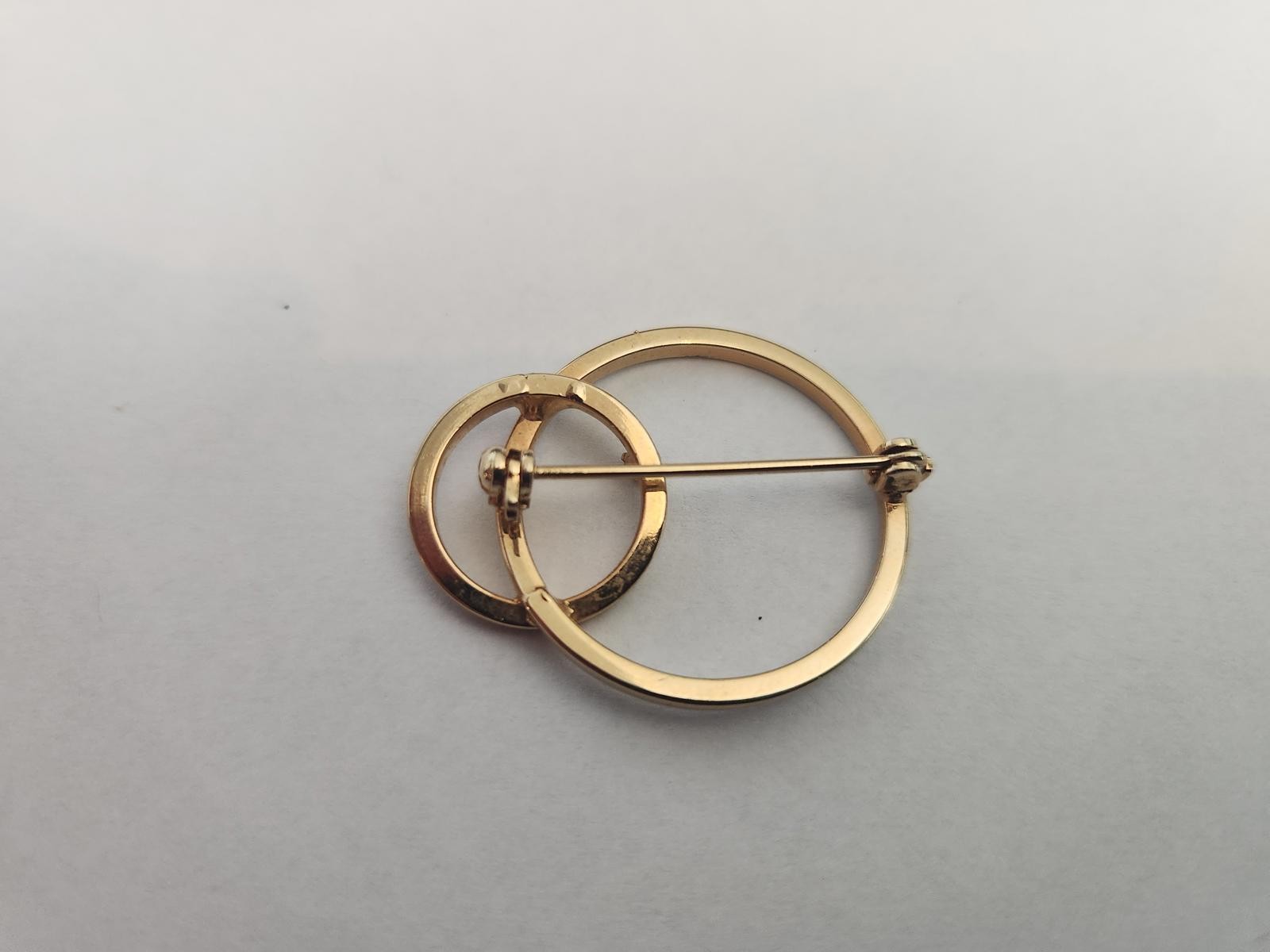 Gold-tone Interlocking Double Ring Brooch Pin - R… - image 3