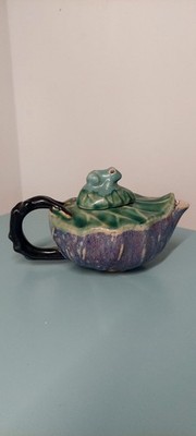 Vintage hand crafted ceramice, frog sitting on a leaf Tea Pot. Gloss finish