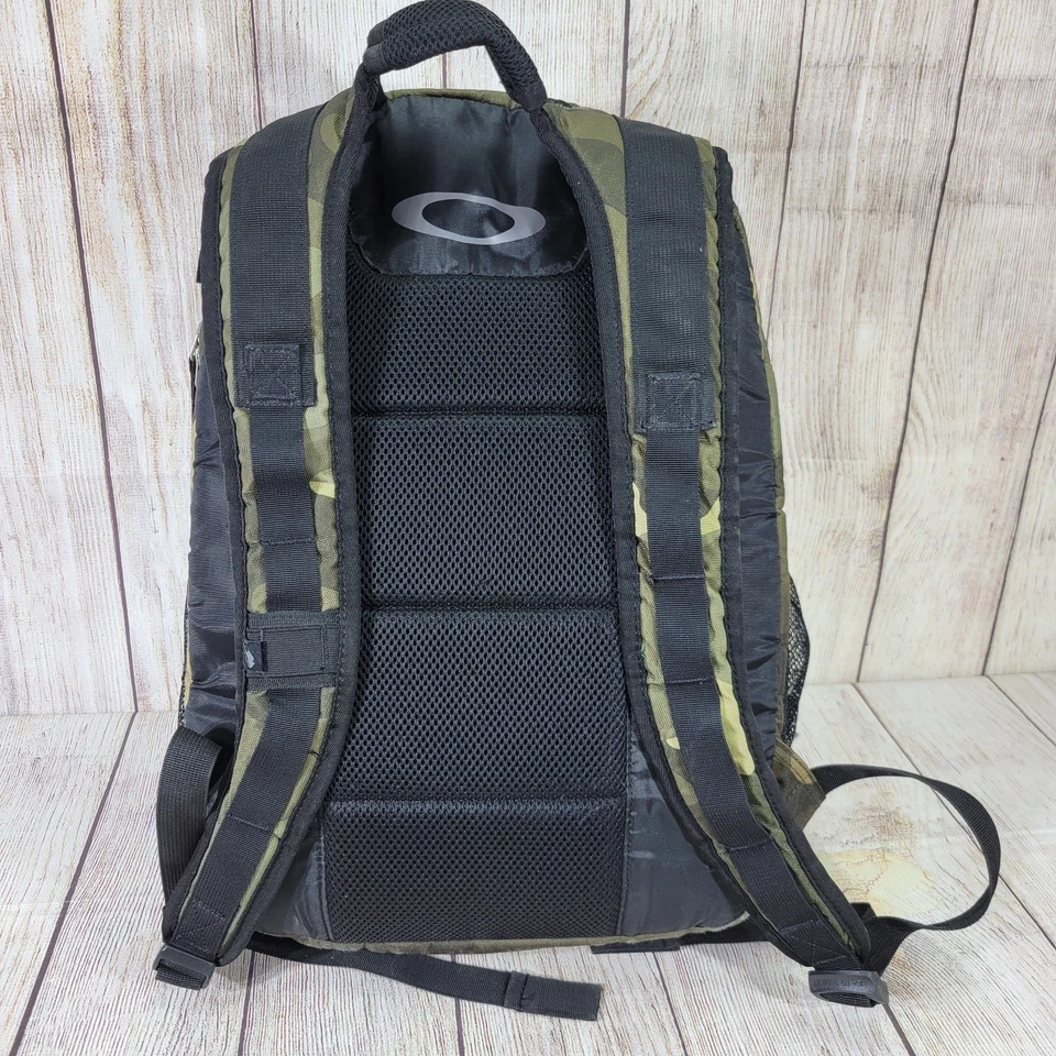 Mochila acolchada para computadora portátil Oakley Flak Pack Woodland camuflaje lanzamiento 2013 Foto 3 de 4