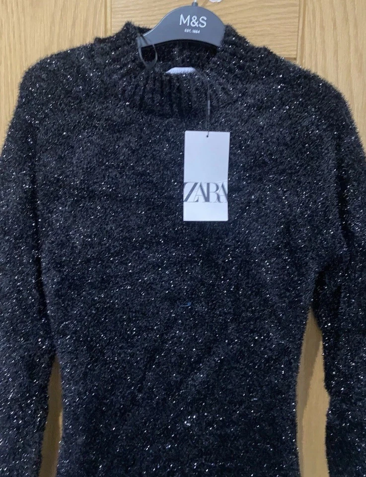 Vestido ceñido al cuerpo ZARA negro tejido brillante cuello alto con espalda abierta y oropel M Foto 4 de 4