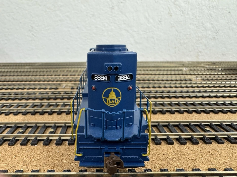 HO Scale Bachmann 66308 EMD GP40 Baltimore & Ohio (B&O) #3684 Sound & DCC - Image 4 of 4