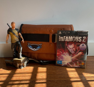 PS3 Infamous 2 Special Edition game figure and bag