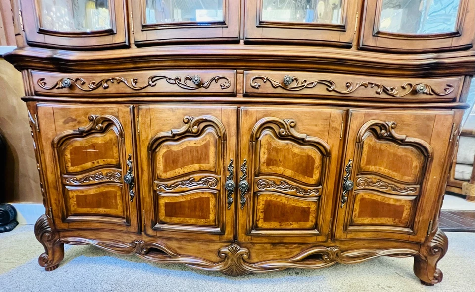 AICO by Michael Amini Tresor china cabinet - Image 4 of 4