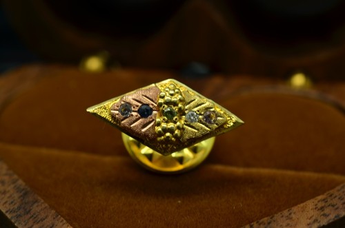 12K Yellow Gold Black Hills Gold leaves & grape design lapel pin w/ gemstones