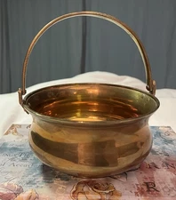 VINTAGE SOLD BRASS CAULDRON. WITH HANDLE 5.75” MADE IN INDIA
