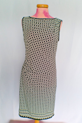 Max Studio Damen Kleid Bleistift schwarz weiß gemustert Rüschen ärmellos Größe S
