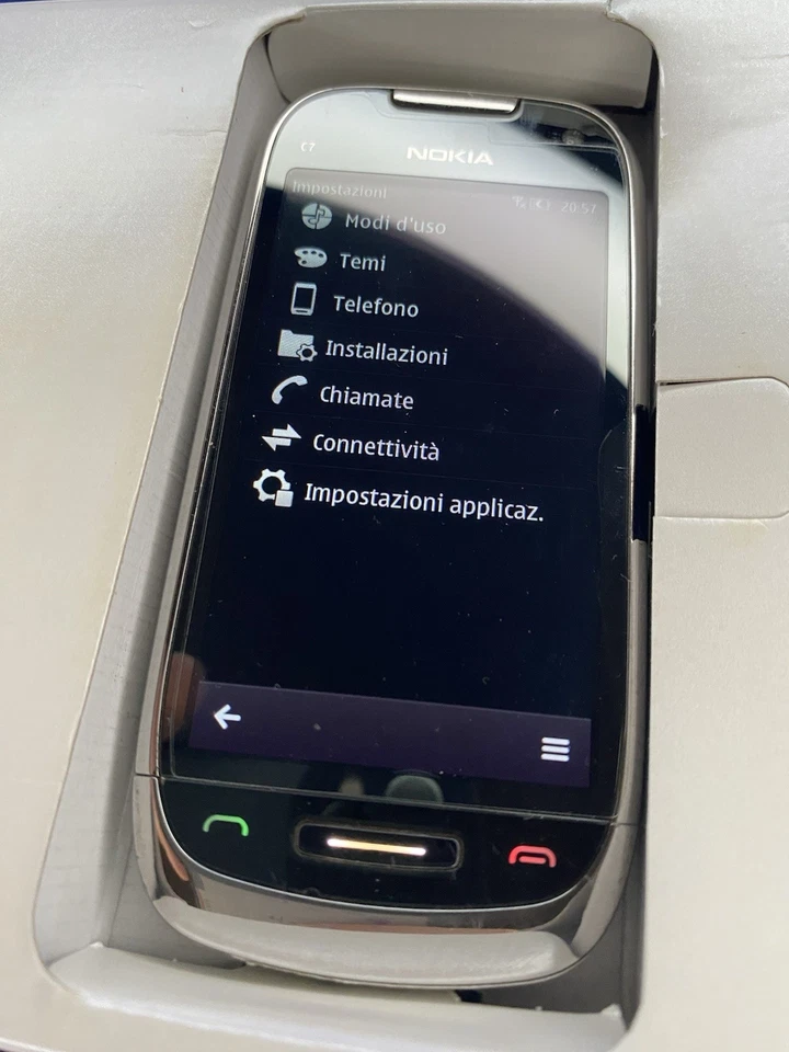 Smartphone Nokia C7 e navigatore da macchina vintage Nokia - Immagine 2 di 4