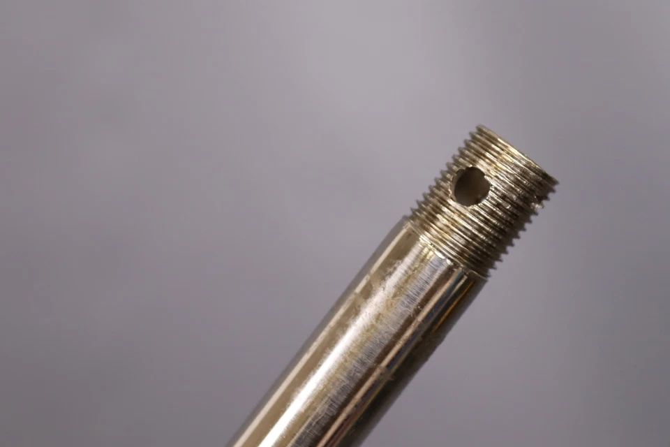 Brazo de ducha Westbrass 1/2" IPS x 19" montado en el techo con brida, pulido Foto 2 de 3