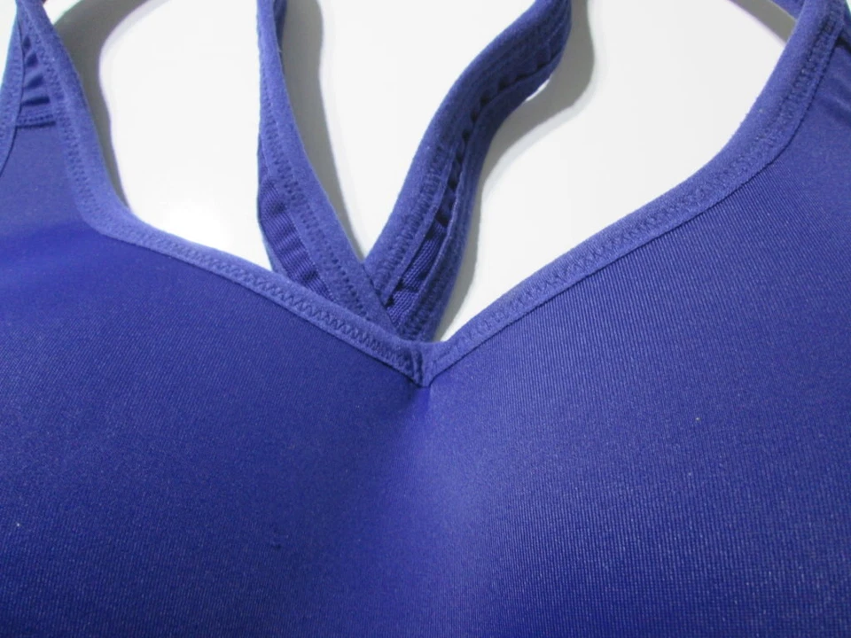 Sujetador deportivo Lucy talla 34D azul marino forrado inalámbrico espalda cruzada ropa deportiva ajustable Foto 3 de 4