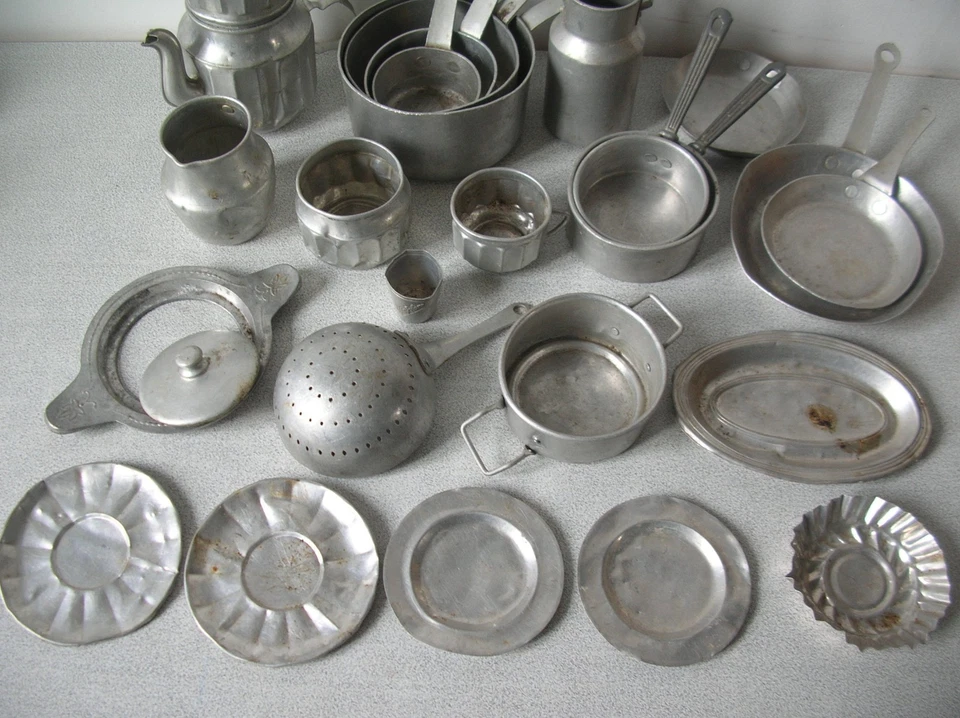 Ancienne dinette en alu ancien jouet accessoire maison de poupée - Photo 3/3